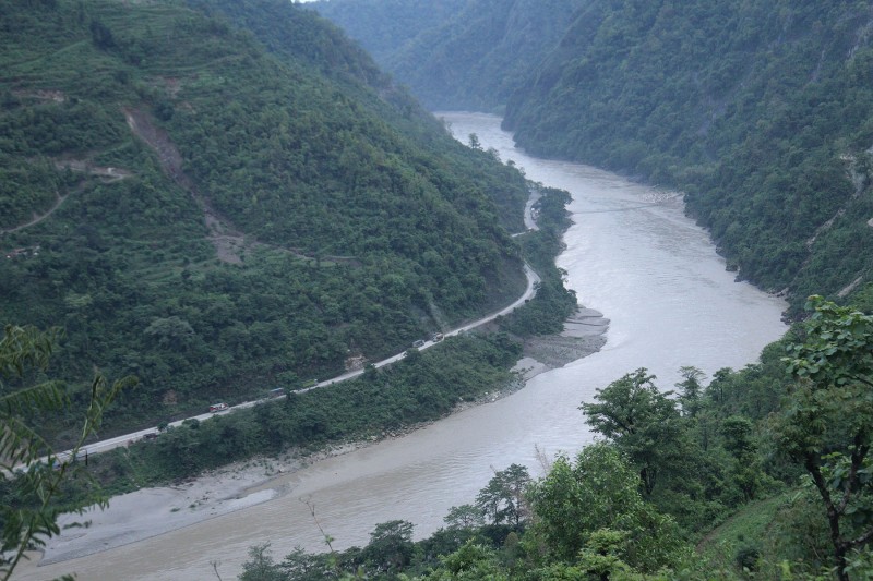 नारायणगढ–मुग्लिन सडक दुईतर्फी नै अवरुद्ध